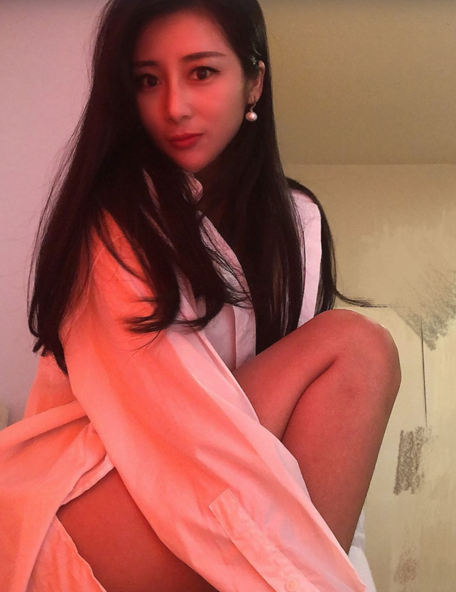 偶遇一头长发飘飘的小姐姐，颜值媚感极强，让我走不动！